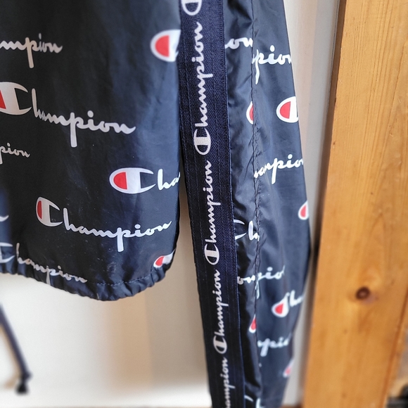 3/30$ 🎉SALE!!!🎉 SIZE S Champion Cropped Windbreaker - Picture 4 of 5